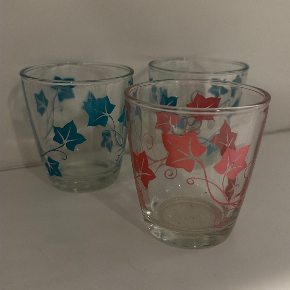 VINTAGE 60s Hazel-Atlas Sour Cream Glasses, Colorful Ivy Leaf Design MCM Glasses - Picture 3 of 3